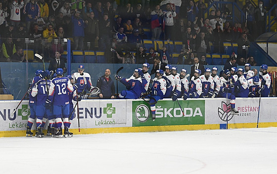 Hokejisté Slovenska do osmnácti let se radují ze vstelené branky proti Norsku.