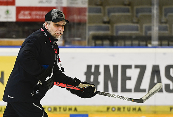 Trenér hokejist Sparty Josef Janda bhem tréninku