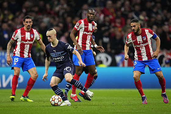 Phil Foden z Manchesteru City dribluje s míem na hiti Atlétika Madrid.