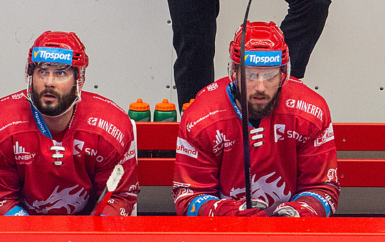 Tinetí hokejisté Erik Hra (vlevo) a Martin Bako odpoívají na stídace.