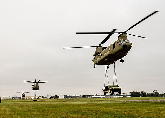 Americké vrtulníky peváí vojenská terénní vozidla známá jako Humvee. (11....