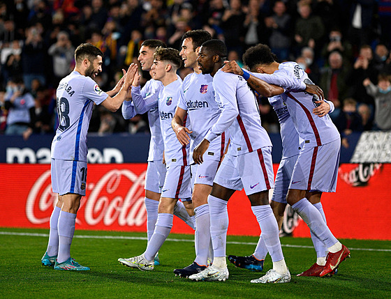 Fotbalisté Barcelony slaví gól v utkání proti Levante.