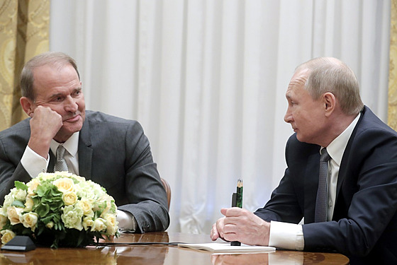 Ukrajinský politik Viktor Medveduk (vlevo) s ruským prezidentem Vladimirem...