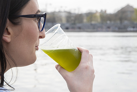 V Praze na náplavce se na Zelený tvrtek pije zelené pivo. (14. dubna 2022)