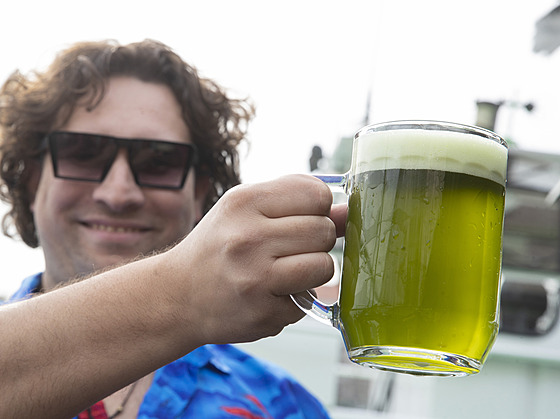 V Praze na náplavce se na Zelený tvrtek pije zelené pivo. (14. dubna 2022)