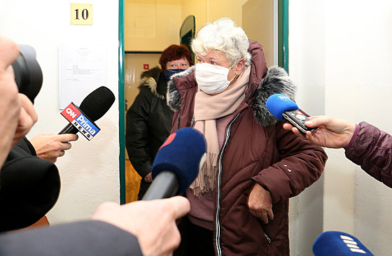 Eva Štíbrová odchází od soudu s trestem tři roky vězení s podmínečným odkladem...