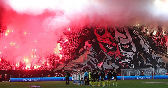 Nástup fotbalistů Slavie a Feyenoordu ke čtvrtfinálové odvetě Konferenční ligy.