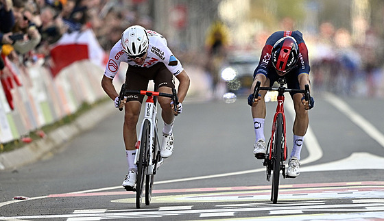 KOUSEK. Benoit Cosnefroy (vlevo) a Michal Kwiatkowski v cíli Amstel Gold Race.