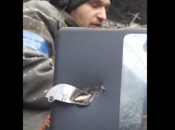 Mobil ukrajinského vojáka zastavil stelu