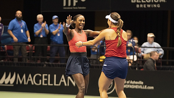 Americké tenistky Asia Muhammadová (vlevo) a Jessica Pegula slaví po vítzství...