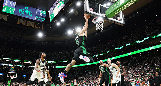 Jayson Tatum z Bostonu dává vítzný ko v utkání proti Brooklynu.