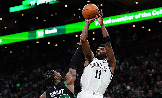 Kyrie Irving z Brooklynu stílí, brání ho Marcus Smart z Bostonu.