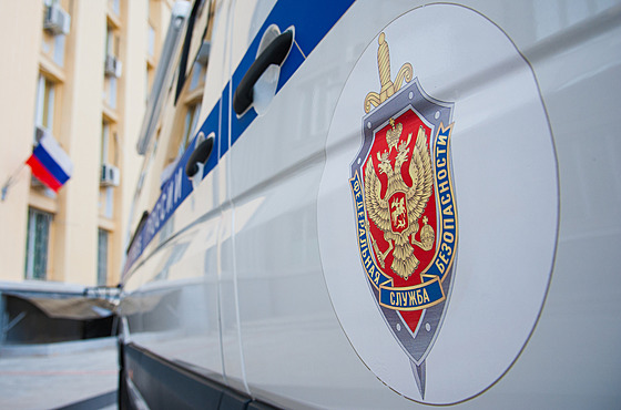Znak ruské Federální služby bezpečnosti (FSB) na služebním voze (19. dubna 2022)