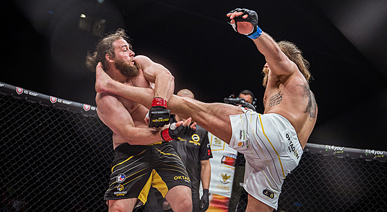 Američan Jeremy Kimball chytá kop Nora Thomase Narma na turnaji Oktagon MMA.