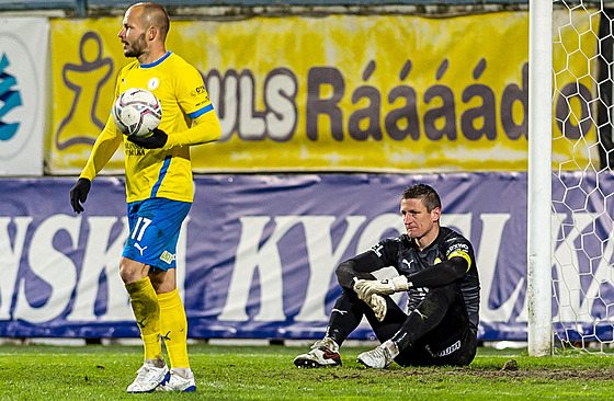 Zklamaní teplití fotbalisté Tomá Vondráek (vlevo) a Tomá Grigar.