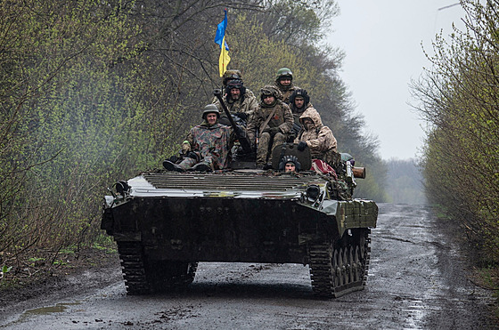 Ukrajintí vojáci v obrnném bojovém vozidle (19. dubna 2022)