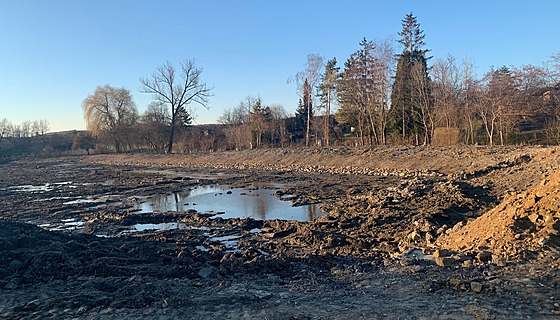 Obnova rybníka v Perov-Pedmostí se chýlí ke konci, z jeho okolí bude...