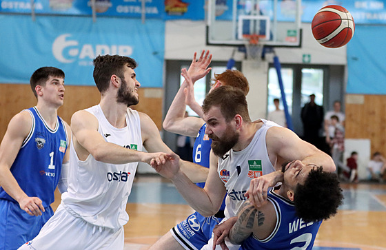 Basketbalisté NH Ostrava Kevin Týml (v bílém vlevo) a Filip míd odstavují od...