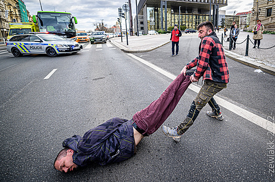 Klimatití aktivisté ji druhý týden v centru Prahy blokují dopravu. (8. dubna...