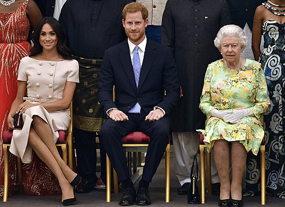 Vévodkyn Meghan, princ Harry a královna Albta II. na udílení ocenní Queen's...
