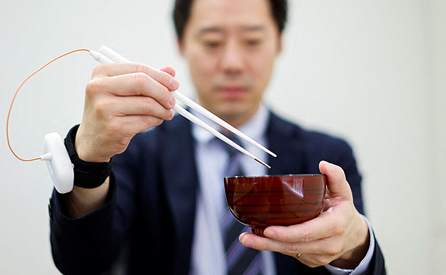 Japonci vyvinuli elektrické jídelní hůlky, uměle nabudí slanou chuť