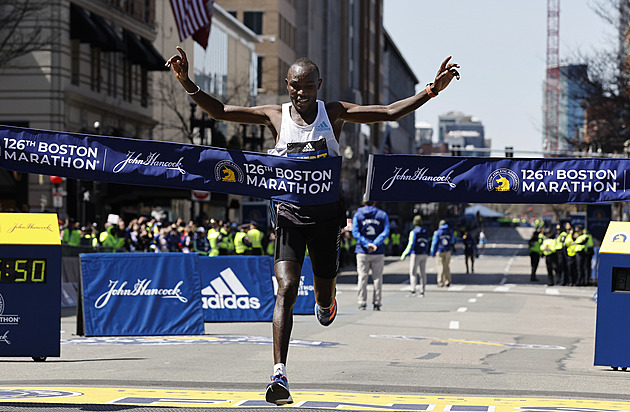 Bostonský maraton patřil Keňanům. Z triumfů se radují Chebet a Jepchirchirová