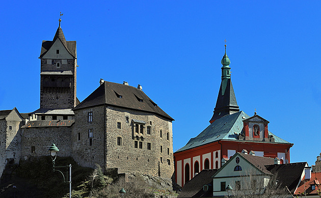 Turisté Loket zatěžují víc, než kolik přinášejí. Kraj hledá řešení