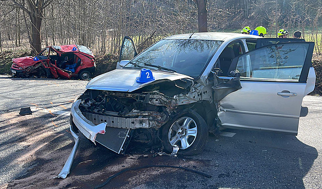 Při čelní srážce dvou aut nedaleko Prahy zemřel řidič, tři lidé se zranili