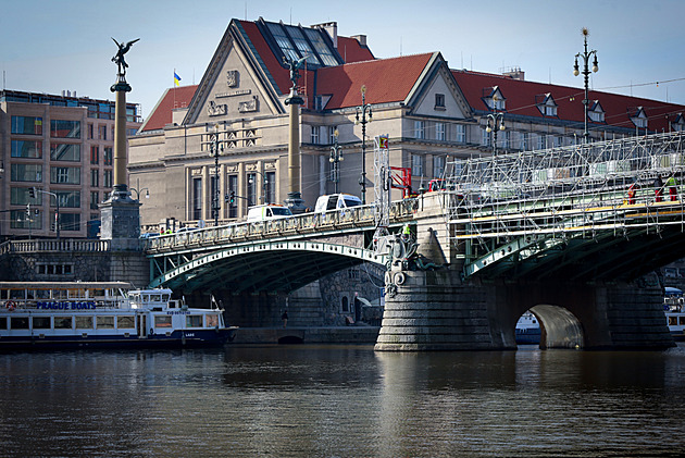 Začala rekonstrukce osvětlení Čechova mostu, v plánu je i obnova chrličů