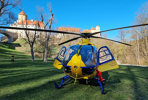 U brněnského hradu Veveří spadl cyklista ze srázu. Letěl pro něj vrtulník