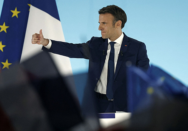 Není rozhodnuto, ví Macron. Ve druhém kole se čeká těsný duel s Le Penovou