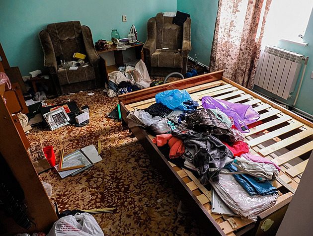 Ukradli i spodní prádlo. Ukrajince čekají po návratu vyrabované domovy