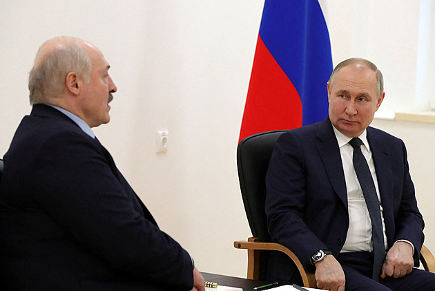 Buču provedli Britové, víme i čísla aut, přisadil si k Putinovi Lukašenko