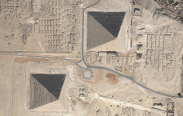 Pohled na pyramidy z vesmíru. Čeští egyptologové vydali satelitní atlas