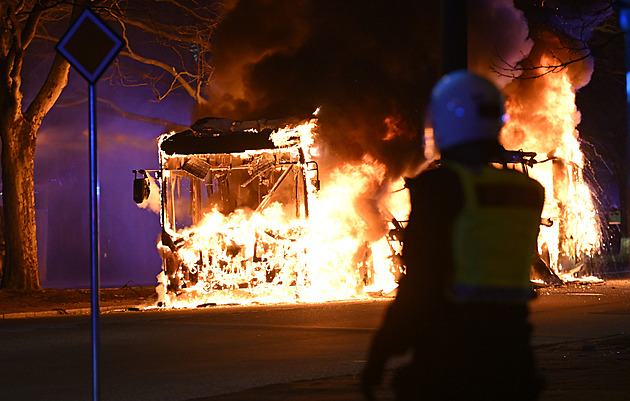 Ve Švédsku pokračují pouliční nepokoje. Krajní pravice chce zakázat islám