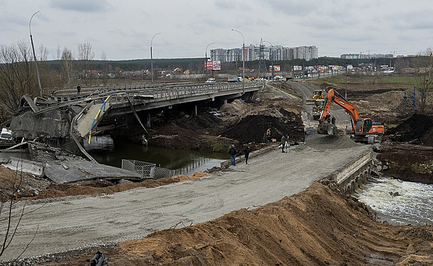 Během pěti dnů postavili provizorní. Kyjev nahradil most vyhozený do povětří