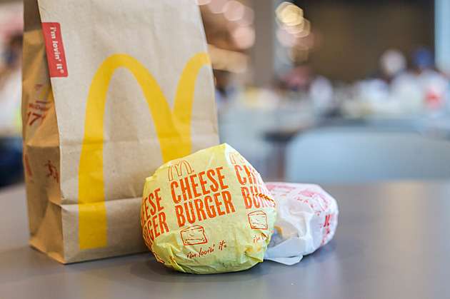 McDonald’s za 45 tisíc. Cestující neoznámil muffiny, dostal mastnou pokutu