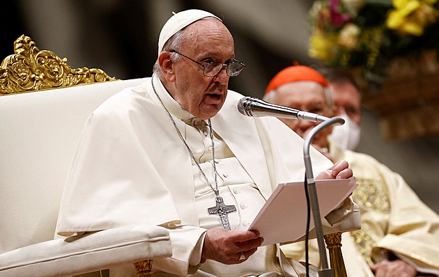 Papež František neodsloužil velikonoční vigilii, obřadu se však zúčastnil