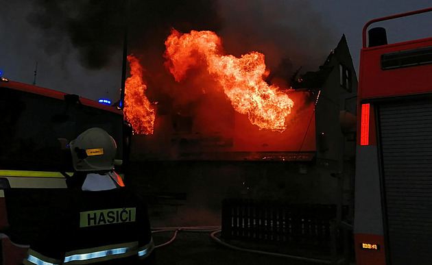 Plameny pohltily penzion na Bruntálsku, hasiči zachránili okolní budovy