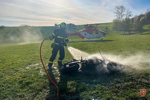 Motorkář nezvládl zatáčku a havaroval do pole, stroj po nehodě shořel