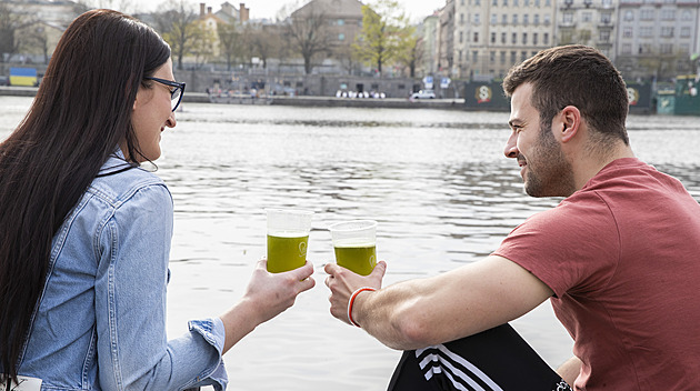 Praha zakázala noční pití alkoholu na náplavkách. Drink si dáte až v 9 ráno