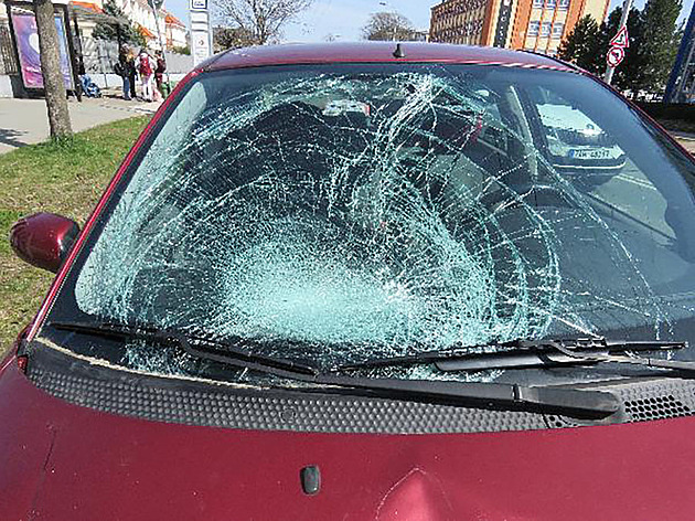 Řidič nechal přejít patnáctiletou dívku, v druhém pruhu ji srazil senior