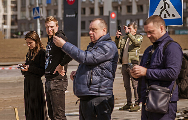 Jak mobily zastavily tanky. Ukrajinci se smartphony sehráli klíčovou roli