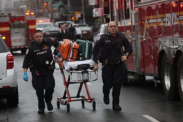 Deset postřelených a další zranění v newyorském metru. Podezřelý je na útěku