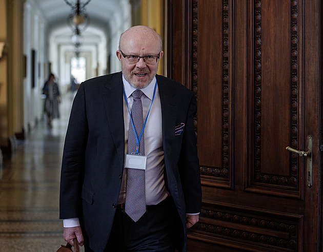 Mizí lidskost, řekl Válek o romských uprchlících. Žádá pro ně místa mimo Prahu