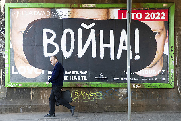 Billboardy v Praze někdo přemaloval slovem Válka v ruštině