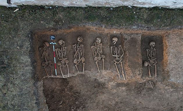 Při opravě třeboňského parku odkryli archeologové 27 lidských těl