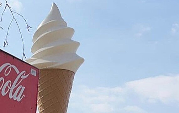 Na Pardubicku někdo ukradl světelný poutač ve tvaru zmrzlinového kornoutu