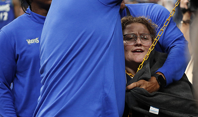Protest v NBA, žena se během zápasu play off připoutala řetězem ke koši