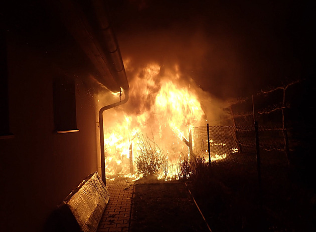 Požár pergoly ve zlínské místní části Kudlov ohrožoval i rodinný dům (duben...